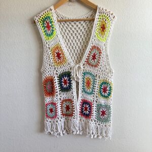 AMERICAN VINTAGE Y2K Handmade White Floral Crochet Granny Square Vest Womens S-M